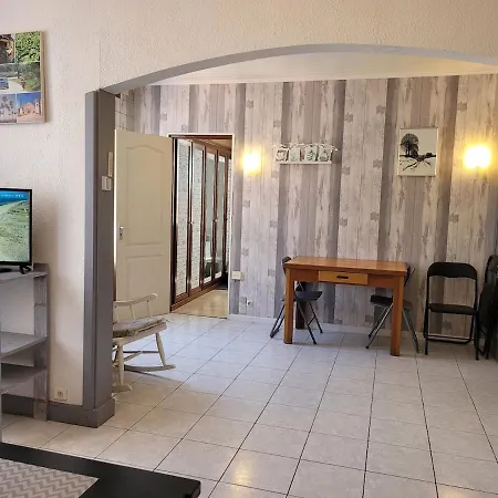 Proche Des Arenes نيم